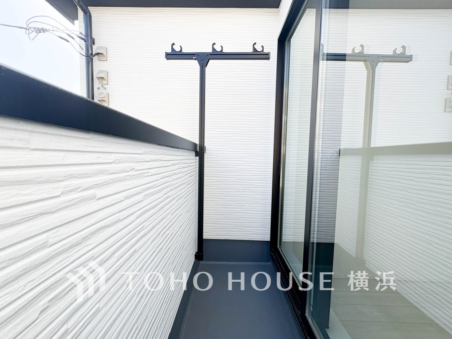 陽当たり良好な南向きのバルコニーは、洗濯物干しに便利なスペースを確保しています。