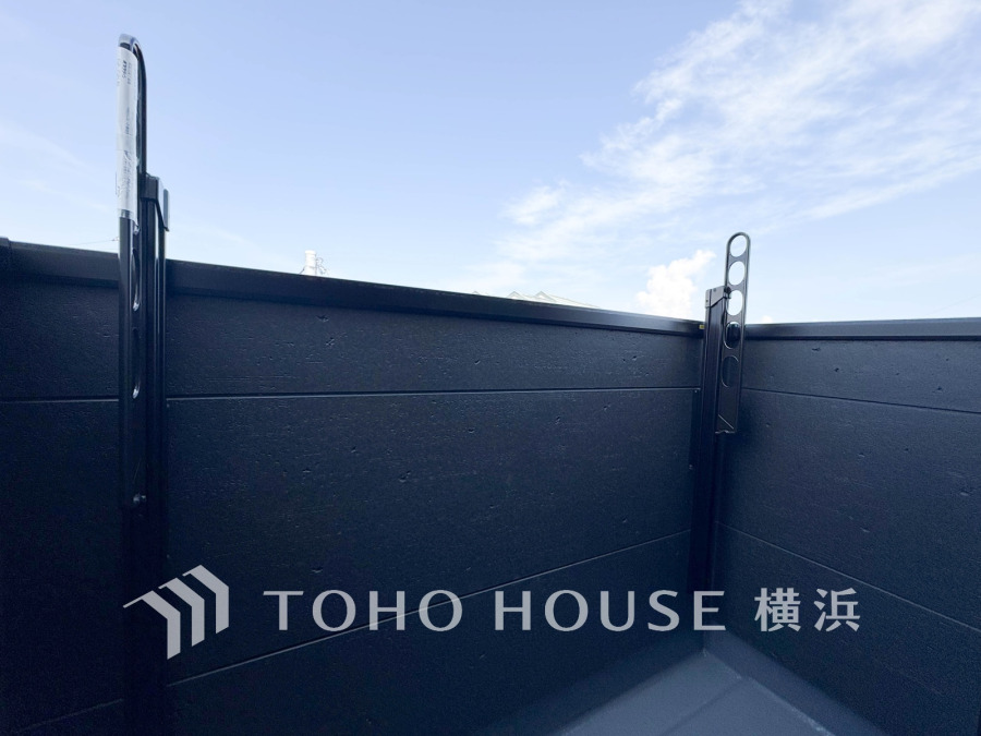 たっぷりの陽光が差し込むバルコニー。周辺には陽射しを遮る高い建物がなく、太陽の恵みを存分に享受できます。爽やかな風と暖かな陽射しが紡ぐハーモニーが日々の暮らしのBGMになることでしょう。