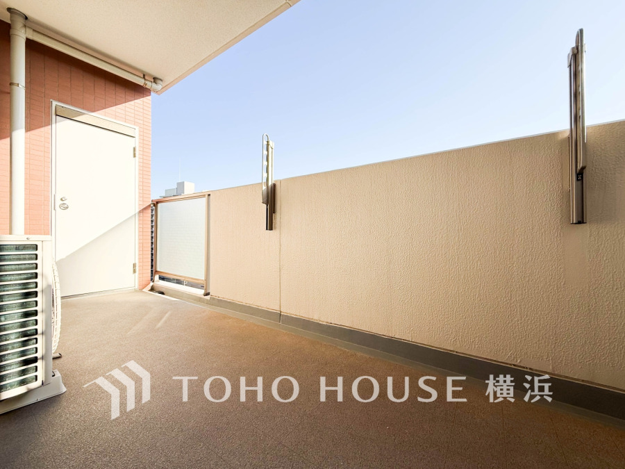 ゆとりあるバルコニー空間は、開放的でありながらプライベート性も確保しています。
