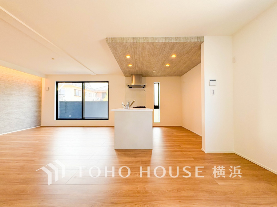 広々としたリビング・ダイニングは、光が広がるシンプルさがお洒落な内装。落ち着いた雰囲気に包まれて、伸びやかな空間のなかで、ゆったりと家族団らんのひとときを過ごせます。