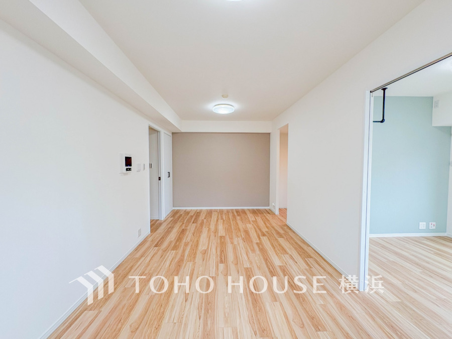 リビング・ダイニングは、光が広がるシンプルさがお洒落な内装。落ち着いた雰囲気に包まれて、伸びやかな空間のなかで、ゆったりと家族団らんのひとときを過ごせます。