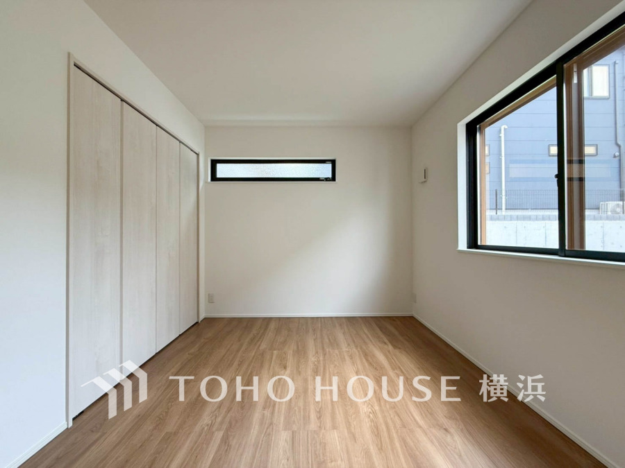 大きな窓からたっぷりと陽光が注がれる明るい空間。家族の成長に対応できる永住仕様の間取り。時を忘れて過ごす場所として過ごせるお部屋。