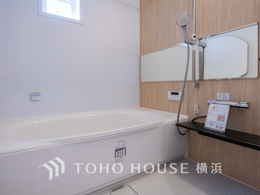 1日の疲れを取り心身を癒すことができる住まいの中のリラクゼーション空間、バスルーム。心からゆったりと寛いでいただけるよう、あたたかみのある色合いで仕上げています。
