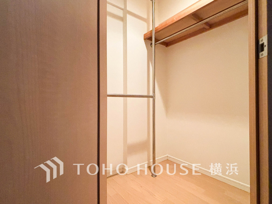 2部屋から出入り可能なのウォークスルークローゼット。衣類から小物までしっかり整理できます。