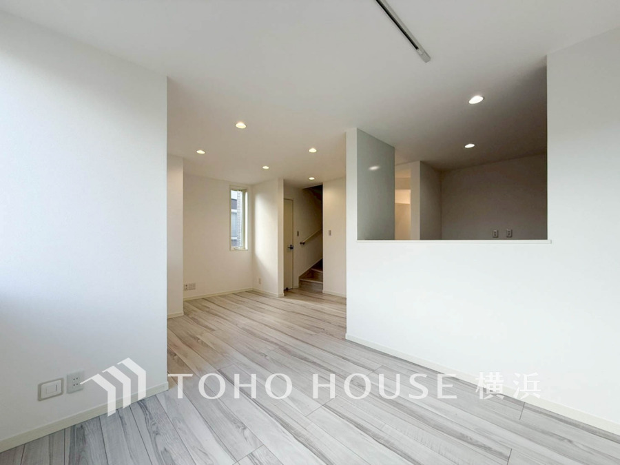 光と風が溢れる開放的なリビングダイニングには自然と家族みんなが集まってきます。明るく穏やかな空気の中で飲んだり、食べたり、笑ったり。