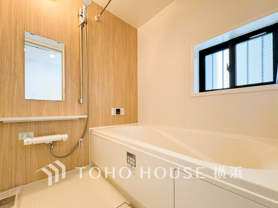 明るい色合いと上質な質感が美しいバスルーム。一日の疲れをさっぱりと洗い流し、寛ぎとリフレッシュのための大切な空間。