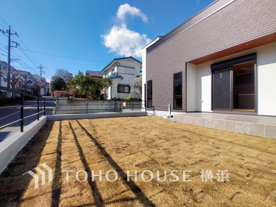 庭付き戸建という名にふさしいほどゆったりとしたお庭です。これだけの大きさがあれば花壇、お子様の遊び場やガーデニング等、自由自在にお楽しみ頂けることと思います。