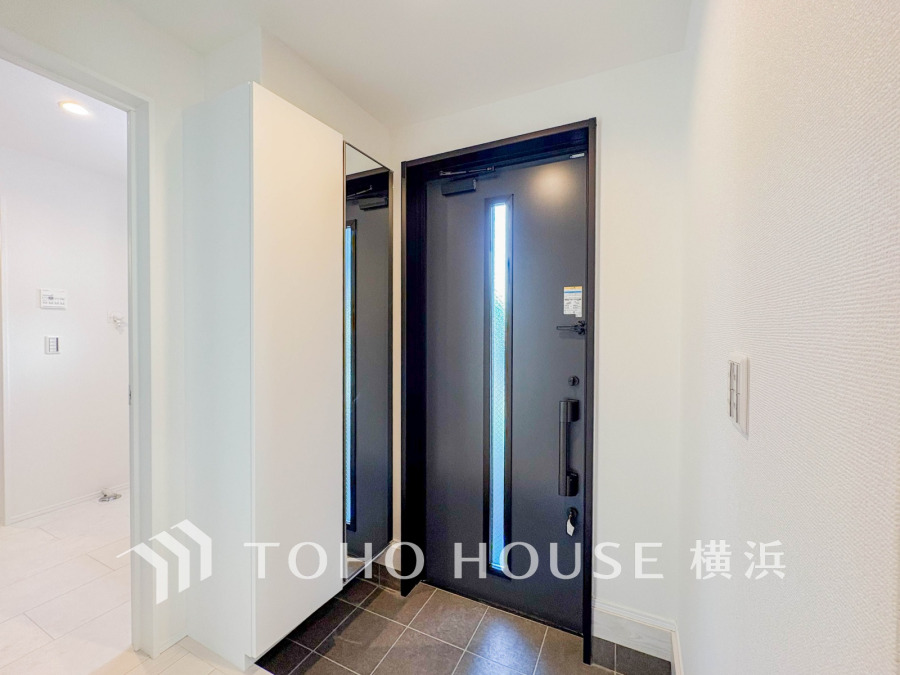 清潔感溢れる玄関がお出迎えする本邸宅の物語は、ここから始まる日常を期待させます。この場所には「希望」と「優越」で包み込んでくれる「特別」な空間があります。