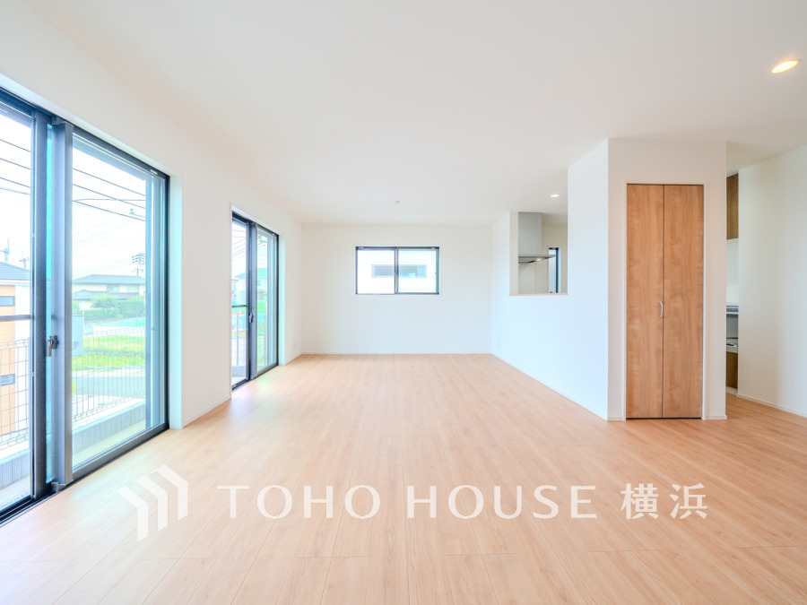 豊かな光が床材を照らしだすひと時、この場所には落ち着きと上質な空気感が流れます。ご家族やお友達との時間など、多くの時を刻む空間。何気なく過ぎる時でさえも上質なひと時となる快適な空間を目指して。