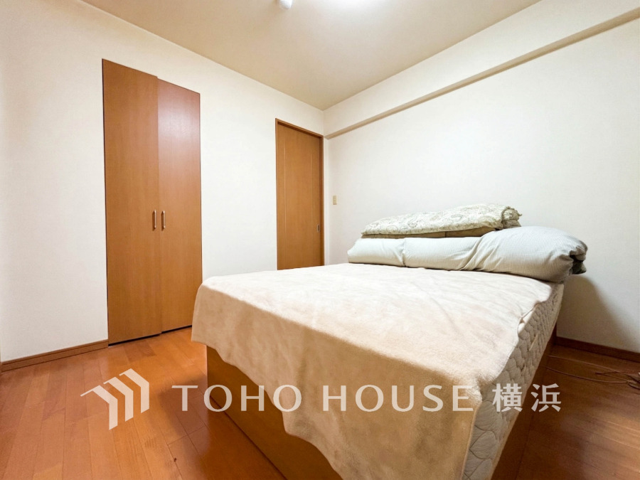 シンプルで落ち着いた寝室。収納豊富なクローゼット付きで、快適な睡眠空間を実現しています。