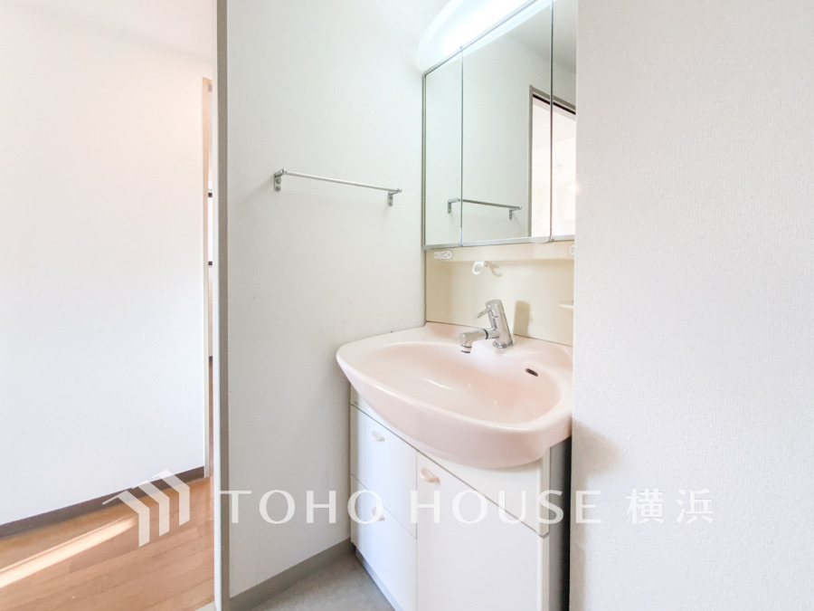 使いやすい機能が備えられた清潔感溢れる洗面空間。