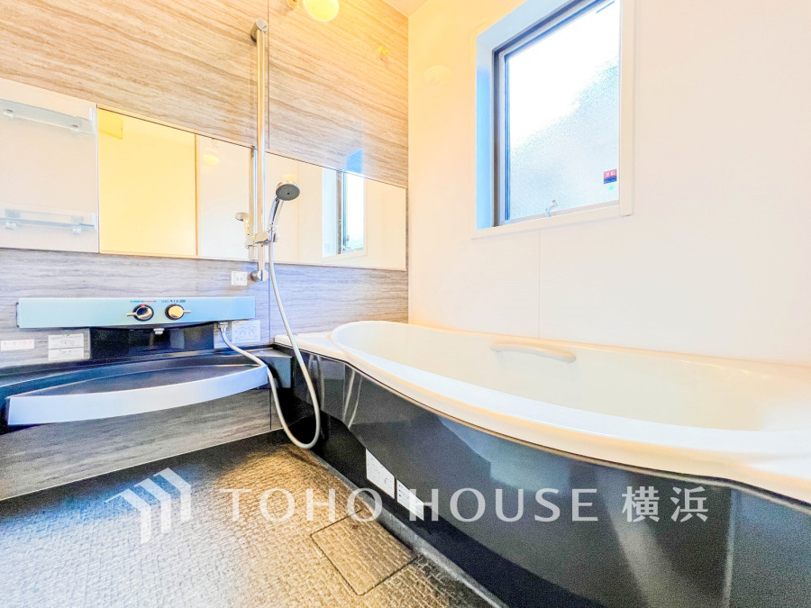 高級感のあるダーク色を採用。機能的で清潔感溢れる浴室。快適・清潔な空間で心も体もオフになる時間をお楽しみ頂ける空間です。