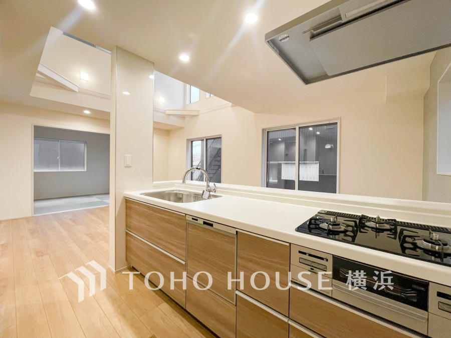 スタイリッシュな対面キッチンを採用。リビングが見渡せるので、お子様を安心して遊ばせながら家事ができ、リビング学習をするお子様にも声がかけやすい自然な距離感。