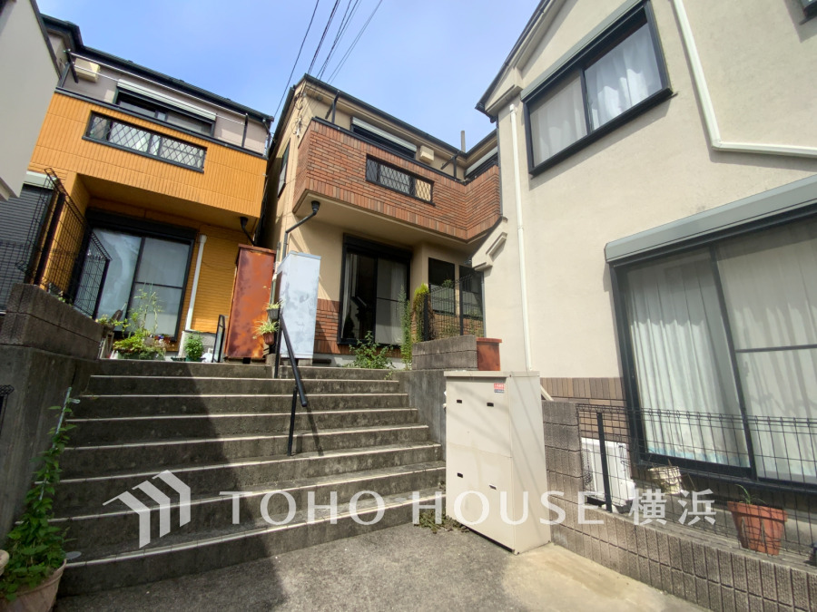 閑静な住宅街に位置する2階建てのお住まい。階段を上がった先の落ち着いた立地も魅力です。
