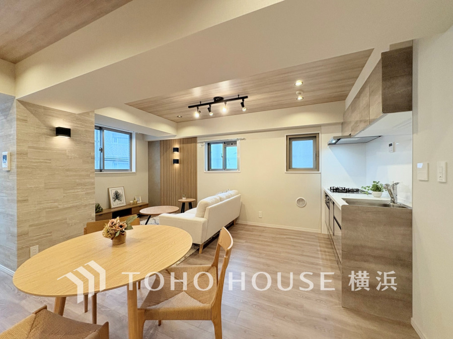 新規交換された清潔感溢れるキッチン。リビングとの一体感のある開放的な空間です。