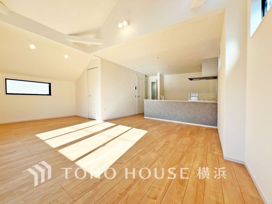 ここにはみんなが集い、食事と楽しい会話が始まる。話に夢中になりすぎて、ついつい時を忘れてしまう。そんな束の間の幸せを感じさせてくれる場所。