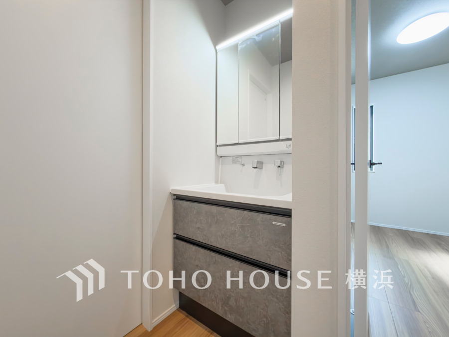 十分な大きさの洗面台は収納もさる事ながら、身だしなみチェックや歯磨きなど、朝の慌ただしい時間でもホテルライクなスペースで余裕とゆとりを感じて頂けます。