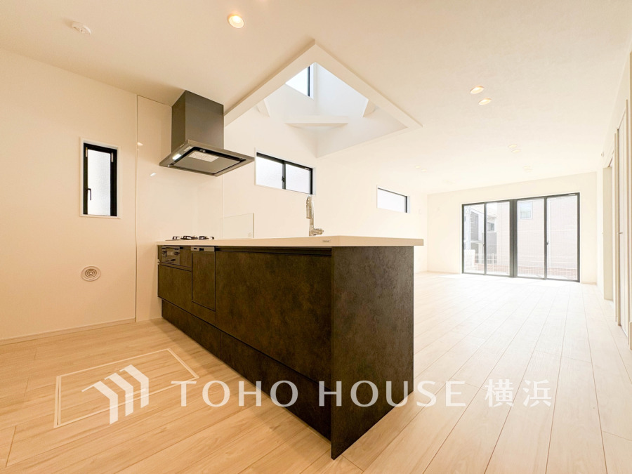 内装の主役でもあり、日常活躍する重要な水回りでもあるからこそ機能性・デザイン性に力を入れております。お手入れのしやすいシステムキッチンを採用しております。