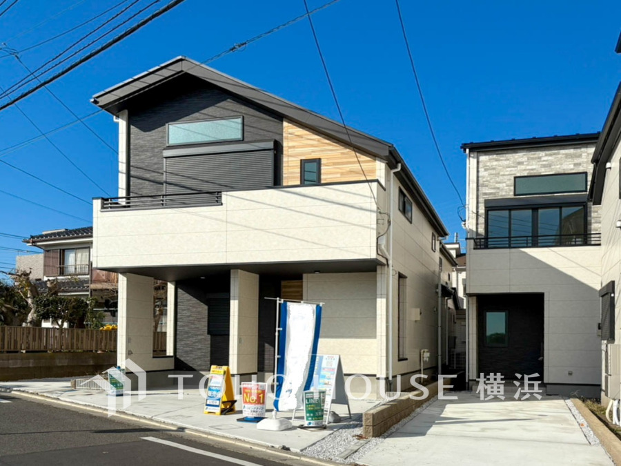 堂々たる趣ながら、主張し過ぎずどこか余裕を感じさせるシャープなフォルムで佇む邸宅は、晴天の空と照らし合わせる事で、本来あるべき完成形の姿を見せてくれます。 