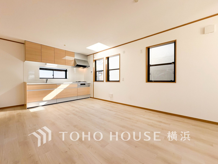 家族みんなが爽やかに健やかに過ごせるように、溢れる光をたっぷり取り込んだリビングダイニング。集いの場、憩いの場としての快適性を求めたやすらぎの空間です。