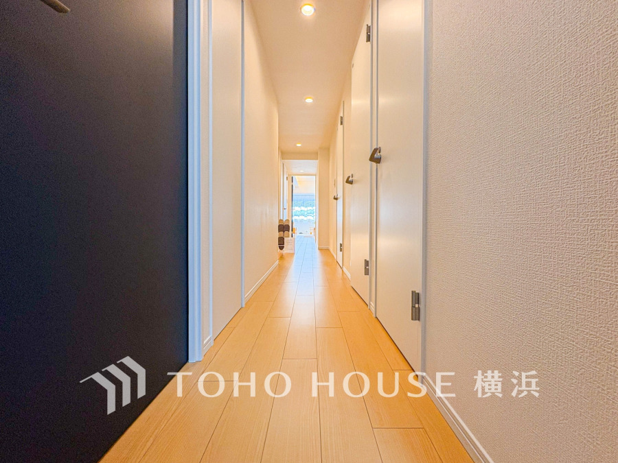 上質感漂う玄関と廊下。居住者の帰り、訪れる方を優しく迎える・安らぎに満ちた生活空間を予感させる。健やかな暮らしを楽しめそう。