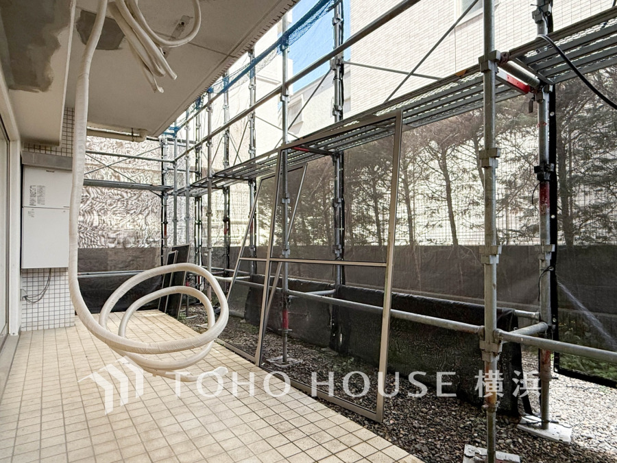 【2026年3月撮影】テラスと専用庭付きの1階のお住まい。多彩な使い方で夢が広がるプライベート空間です。
