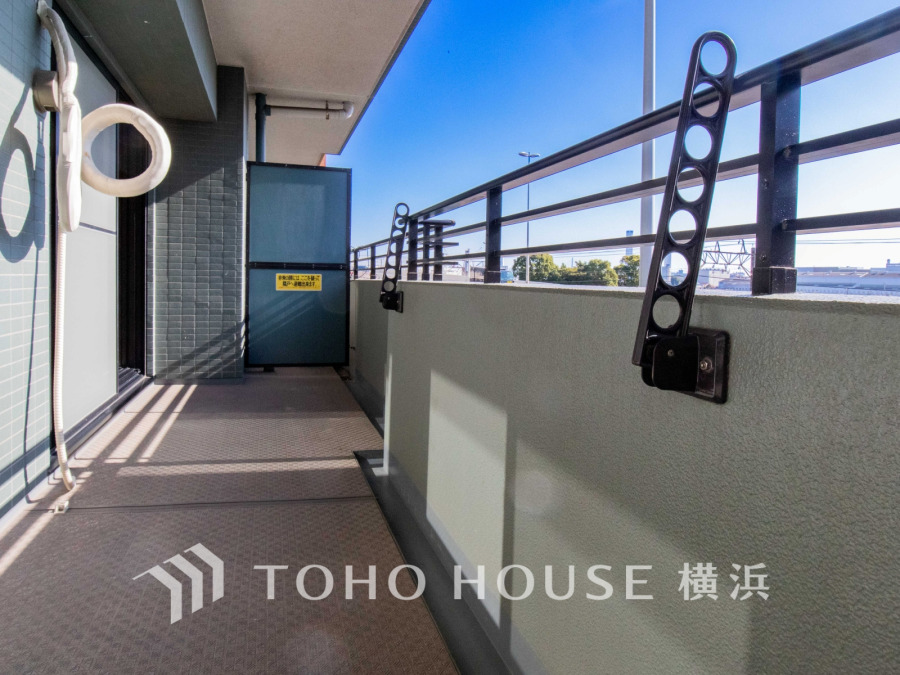 広いバルコニーは、暮らしの中での光と風を演出してくれています。見事なまでの開放的な空間をお楽しみください。