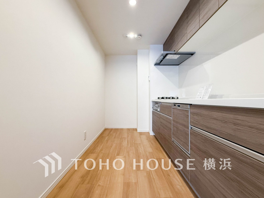 作業に集中しやすい独立型のキッチン。新規交換されたシステムキッチンの清潔感あふれる空間です。
