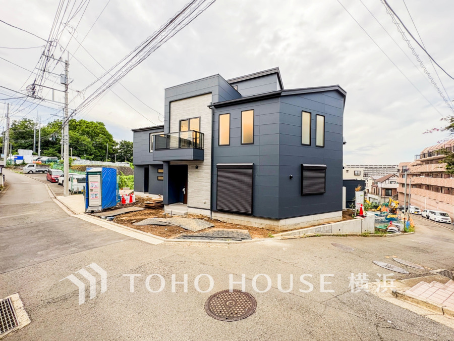 住む人を映し出す洗練された佇まいは、いつまでも輝き続けながらいつしか街の風景に溶け込んでいきます。