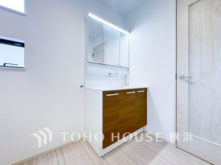 清潔感のあるプライベート空間は、身だしなみチェックや肌のお手入れに最適です。収納もあり、スッキリと見映えの良い空間に拵えました。時間に余裕とゆとりを持たせます。。