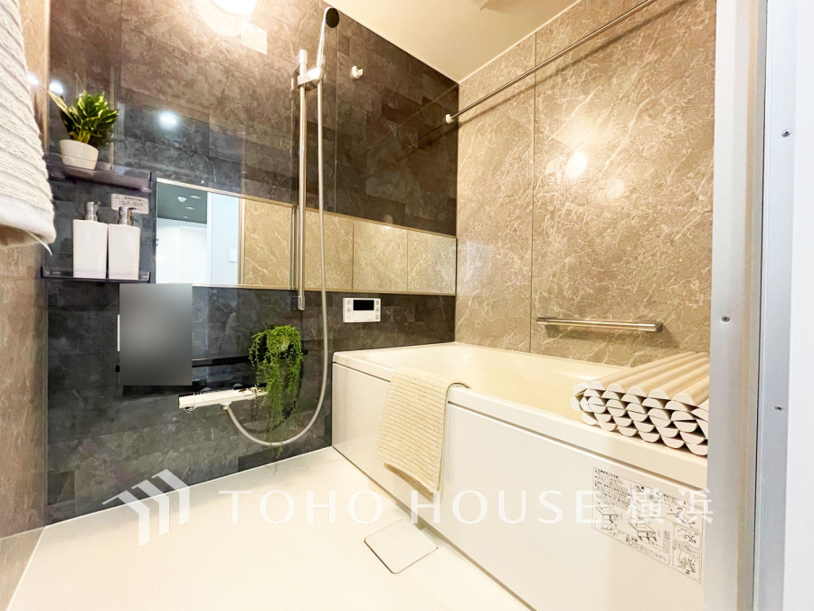 心地よいリラックスを叶える清潔感溢れる美しい空間。快適で機能的なバスルームです。
