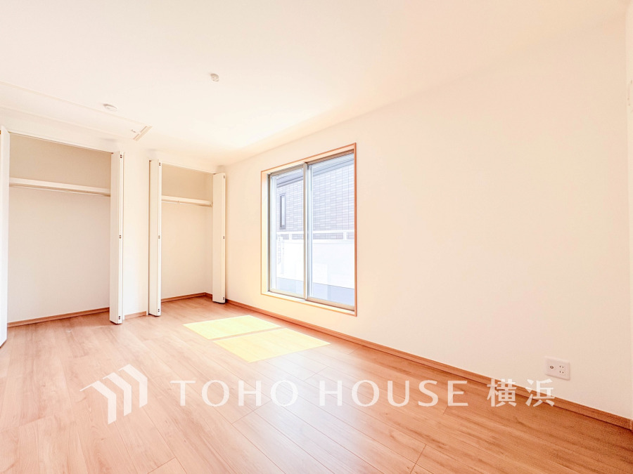 バルコニーに面した明るい洋室。穏やかな陽射しが、ゆったりとした寛ぎの時間を包みます。
