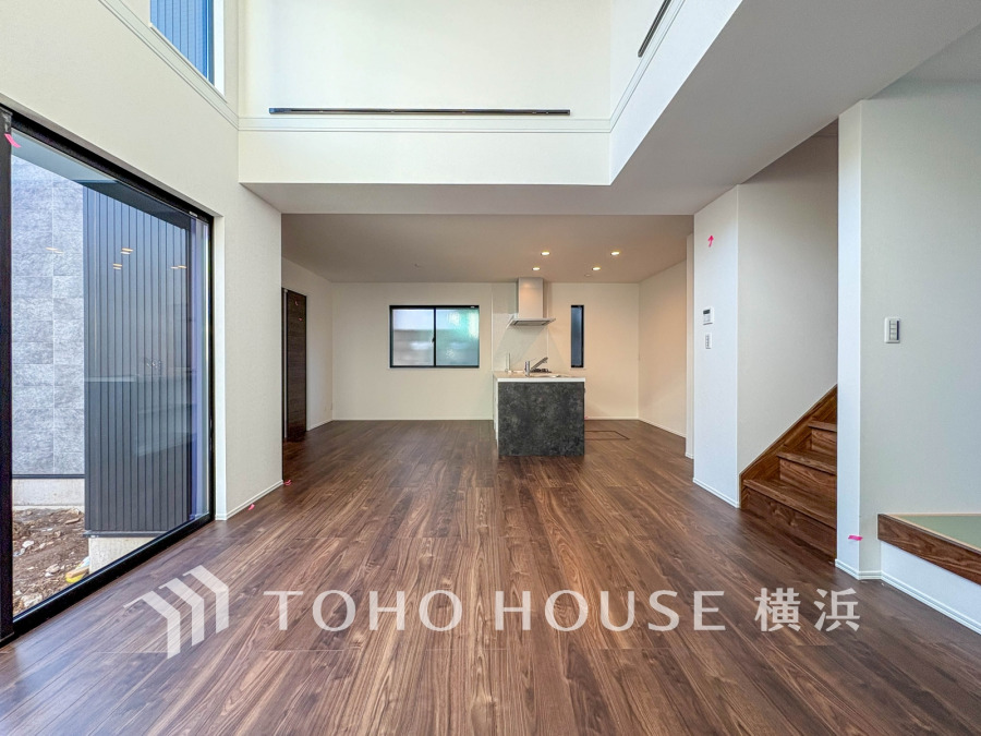 明るく開放的な空間が広がるLDK。室内には豊かな陽光が注ぎ込み、爽やかな住空間を演出。
