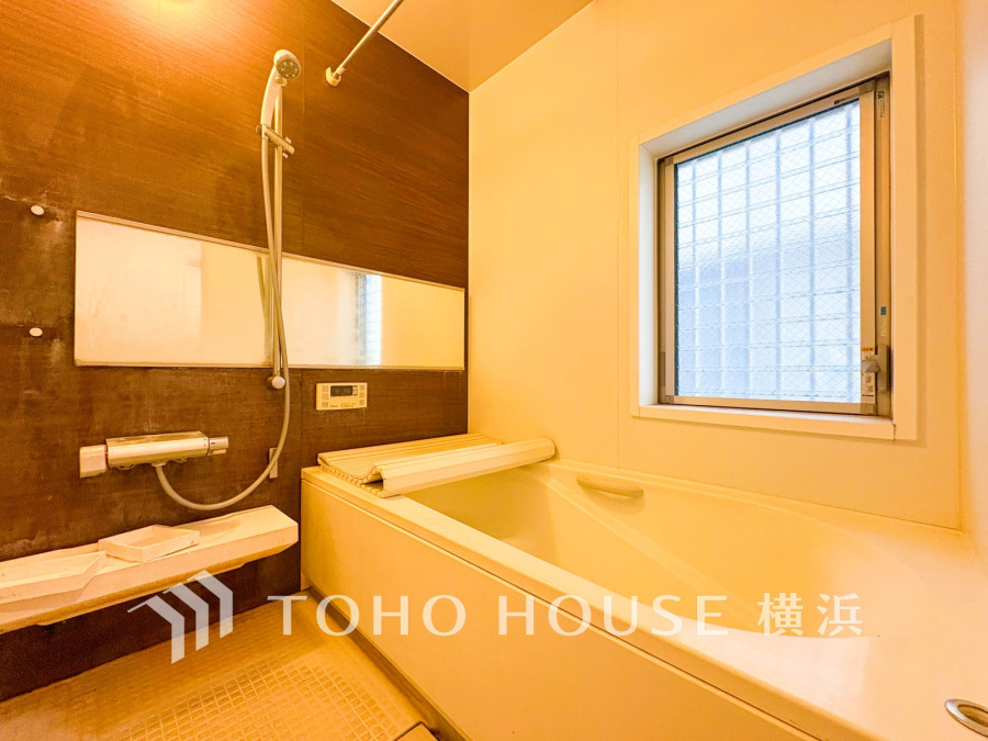 快適な使い心地とゆとりある空間が1日の疲れを解きほぐすバスルーム。空間も浴槽もゆったりのびのび使えるゆとり設計。広く感じるゆとり設計で快適なリラックスタイムを過ごせます。