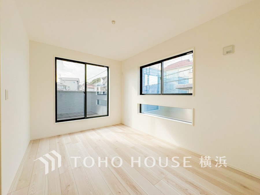 大きな窓からは快適な光を取り入れ、通気性能を上げる事で居心地の良い空間を演出します。多くの時間を過ごす住まいだからこそ、いつも快適な場所であるように心掛けています。