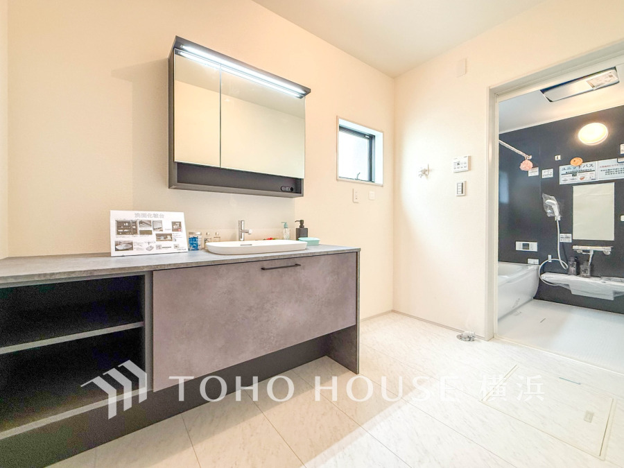 清潔感のある洗面＆バスルーム。多彩な機能が備えられたリフレッシュ空間です。
