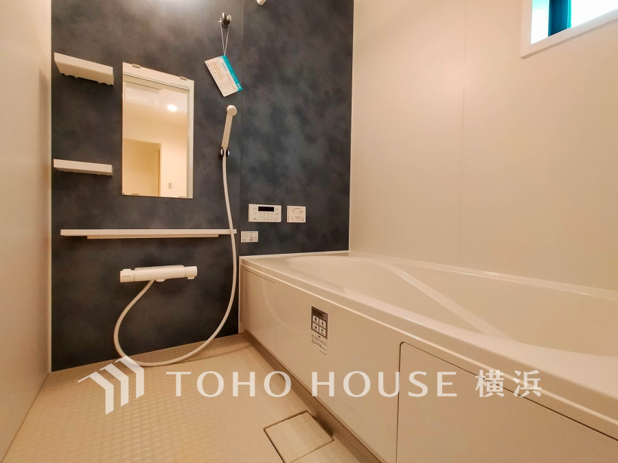 心地よいリラックスを叶える清潔感溢れる美しい空間。快適で機能的なバスルームです。
