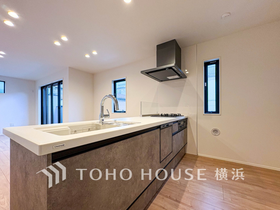 プライベートスペースを彩るインテリアとしての美と、快適な日常を支える機能性と強さがひとつになったキッチンです。開放的な対面カウンターキッチンはリビングと一体感のある空間。