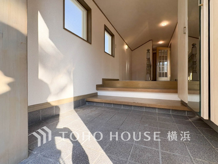 ご家族の帰り、訪れる方を優しく迎え、やすらぎに満ちた生活空間を予感させる。健やかな暮らしを楽しめそう。