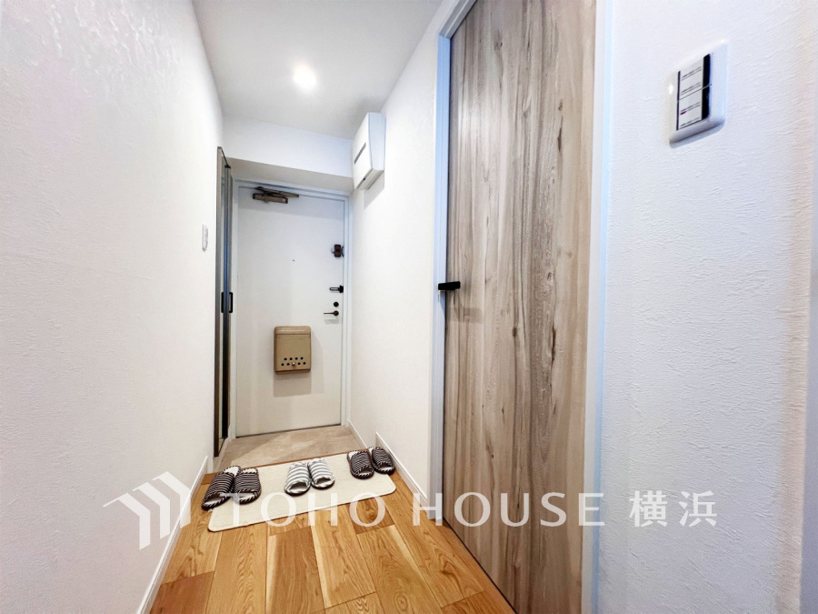 玄関にはトールサイズのシューズボックスを設置。落ち着きのある空間です。