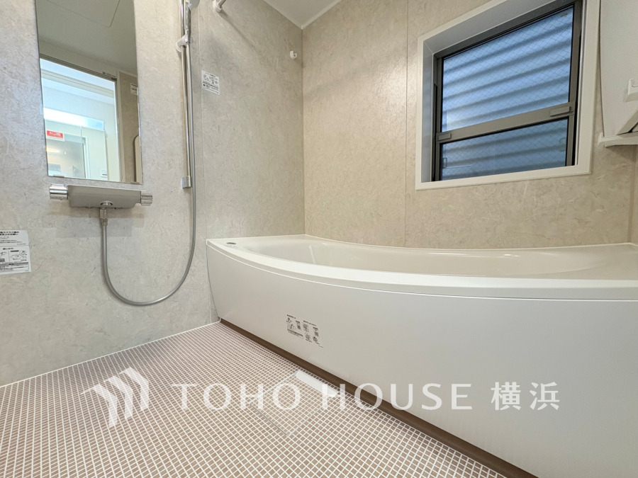 清潔感あふれるシンプルなデザインのバスルーム。窓から自然光が差し込み、リラックスできる空間です。