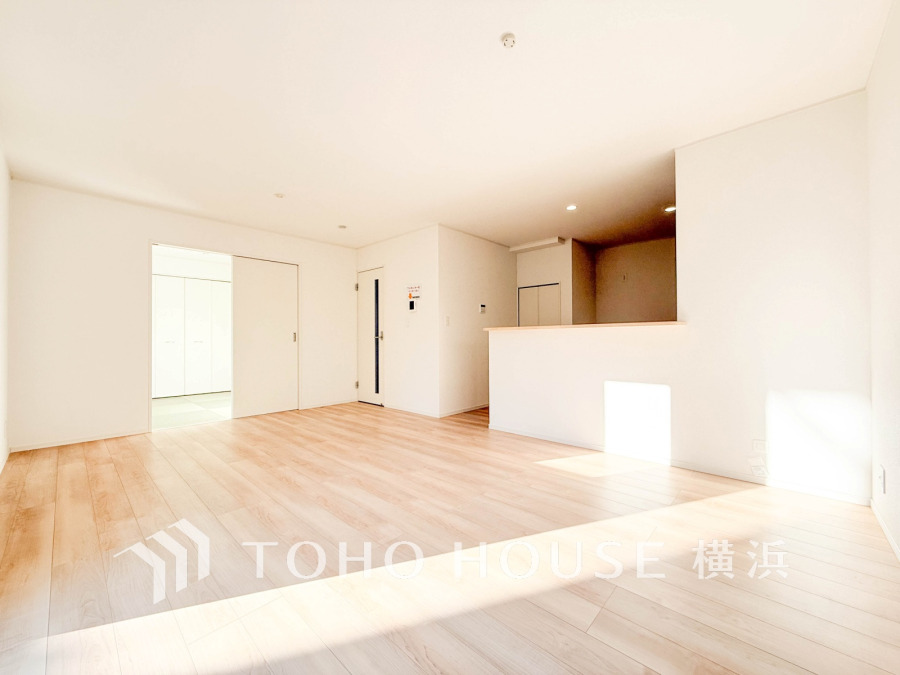 柔らかな色合いのフローリングと清潔感の溢れるクロスが明るい空間を創り出しているリビングダイニング。憩いの場に相応しく、ここで楽しむ家族の時間が絆をより深めてくれそうです。