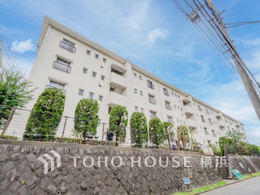 総戸数1254戸のビッグコミュニティ。緑豊かな敷地内は美しく整えられ、管理体制良好です。