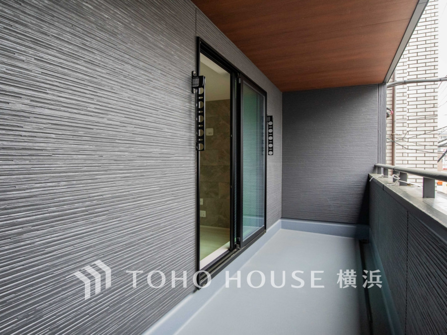 開放感いっぱいの眺望と共に光と風を享受するバルコニー。緑豊かな景観を眺めることができます。