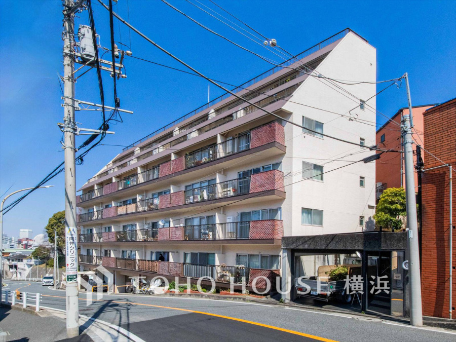 穏やかな街並みに映える、日当たり良好な低層マンション。便利な立地で快適な都市生活を実現します。