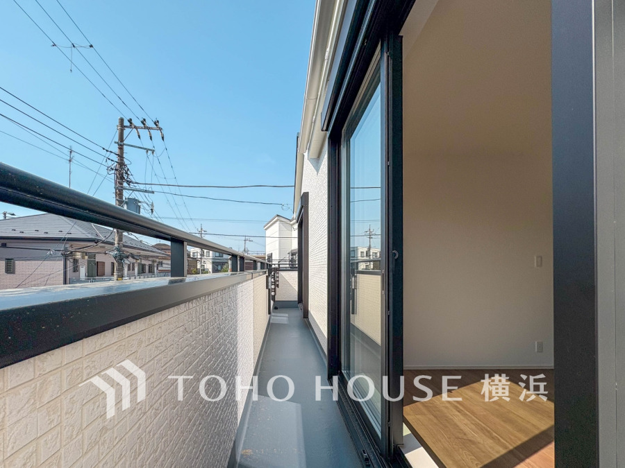 陽射しが差し込む広々としたバルコニーで、爽やかな風を感じながらゆったりと過ごせます。