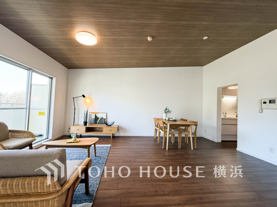 広々としたリビングダイニングは、シックでモダンな内装。落ち着いた雰囲気に包まれて、伸びやかな空間の中で、ゆったりと家族団らんのひとときを過ごせます。