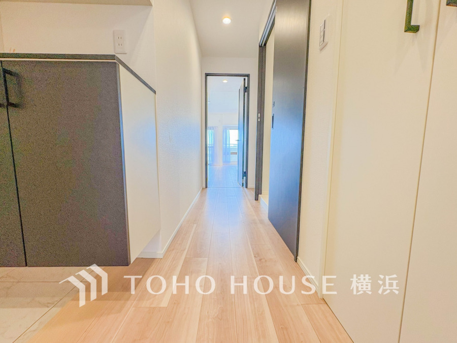 上質感漂う玄関と廊下。居住者の帰り、訪れる方を優しく迎える・安らぎに満ちた生活空間を予感させる。健やかな暮らしを楽しめそう。