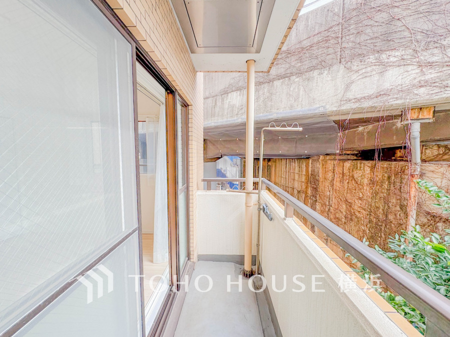 暮らしの中で光と風を演出してくれるバルコニー、見事なまでの開放的な空間を演出しながら、プライベート性も確保された空間は我が家の自慢。