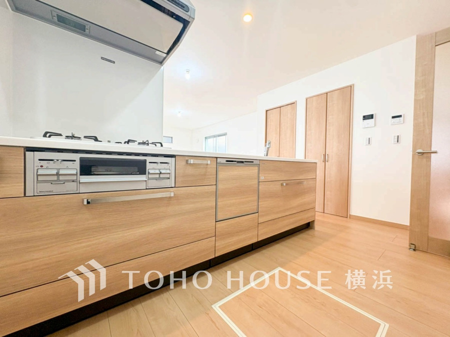 家事動線やリビングとのつながりに配慮し、食事の準備や片付けなどの家事を楽しくするキッチンスペースに仕上げました。毎日使う場所だから気持よく使えて、居心地の良い空間に。（2号棟）